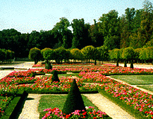 A small courtyard at Versailles. Source=http://www.versailles.gen.ms.us/history2.html